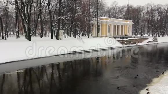 圣彼得堡未冻莫伊卡河全景视频的预览图
