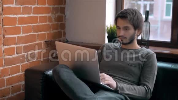 年轻的企业家自由职业者使用笔记本电脑工作视频的预览图