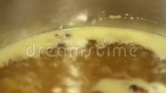 用橘子果冻甜点做巧克力慕斯果冻视频的预览图