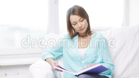 冷静的女人看书坐在沙发上视频的预览图
