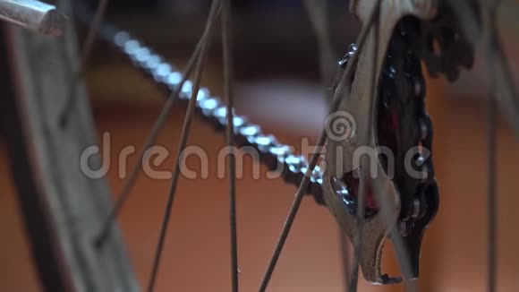 自行车轮与辐条旋转运动齿轮动作视频的预览图