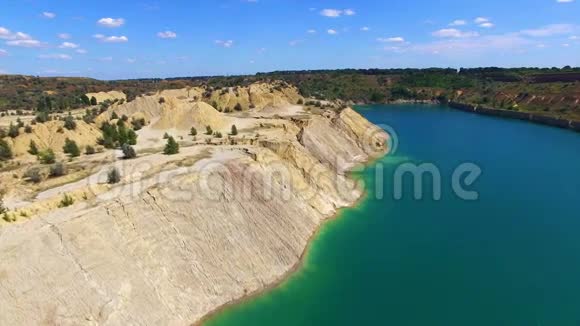 飞机在乌克兰南部的沙峡谷飞行视频的预览图