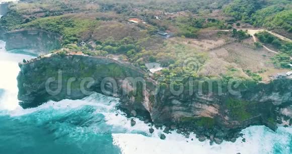巴厘岛乌卢瓦图悬崖的鸟瞰图视频的预览图