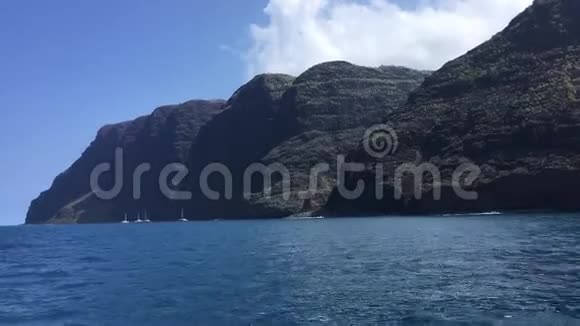 夏威夷考艾岛的纳帕利海岸悬崖从船上观看视频的预览图