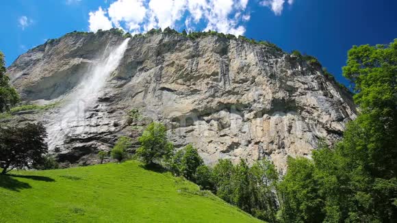 前往著名的格兰德尔瓦尔德山谷绿色森林阿尔卑斯山小屋和瑞士阿尔卑斯山视频的预览图