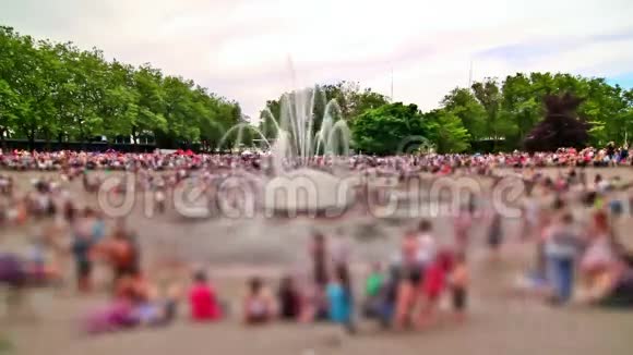 匿名大群延时喷泉视频的预览图