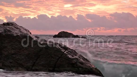 粉红色的日出在黑海上空视频的预览图