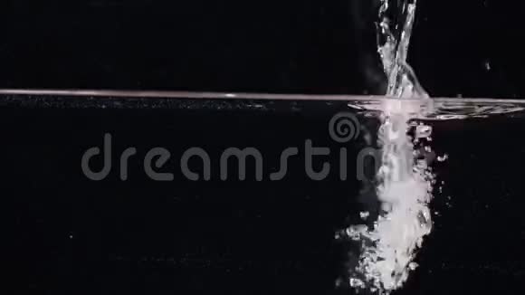 黑色背景上流动的水视频的预览图