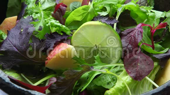 素食健康生菜沙拉新鲜蔬菜水果沙拉早餐视频的预览图