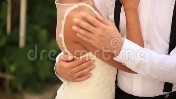 新郎近距离拥抱新娘在黑山举行婚礼视频的预览图