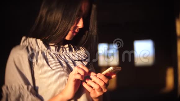 年轻女性坐在咖啡咖啡厅使用智能手机城市女性生活方式技术复古风格聊天使用咖啡视频的预览图