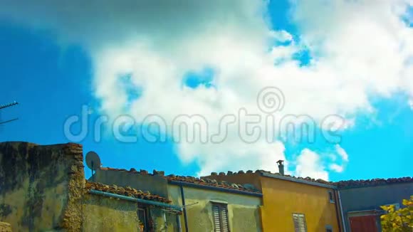 意大利西西里蓝天上的蓬松云视频的预览图