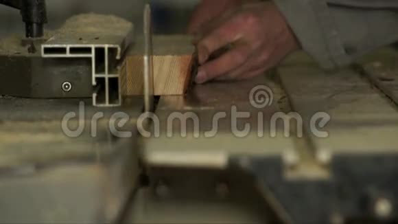 切割过程中的一块木头视频的预览图