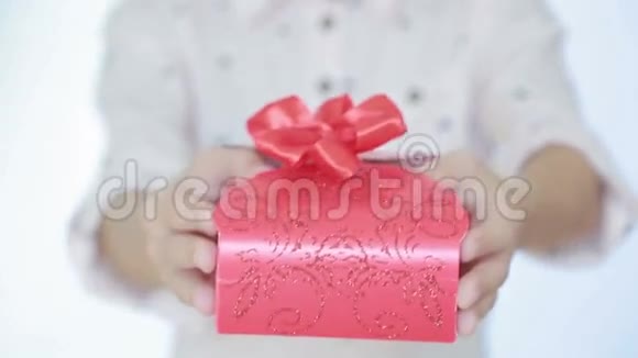 女孩在盒子里送礼物视频的预览图