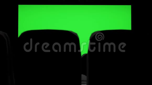 电影院内部有空白电影院屏幕绿色屏幕和空座位电影娱乐视频的预览图