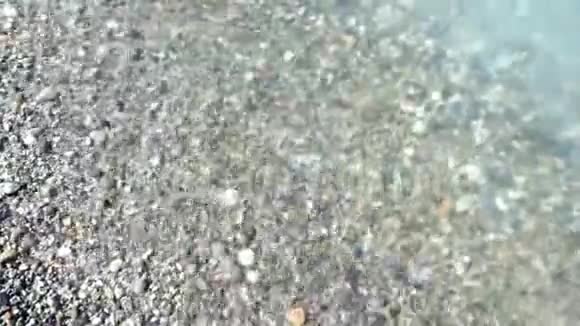 纯净的水波在抛光的石头上移动视频的预览图