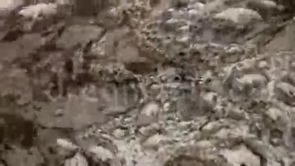 晶莹剔透的山河水位上移动气泡冰冻的小溪旋转漩涡视频的预览图