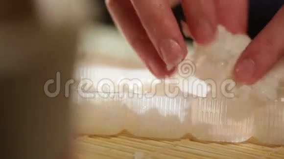 把米饭做成塑料形状做寿司卷视频的预览图