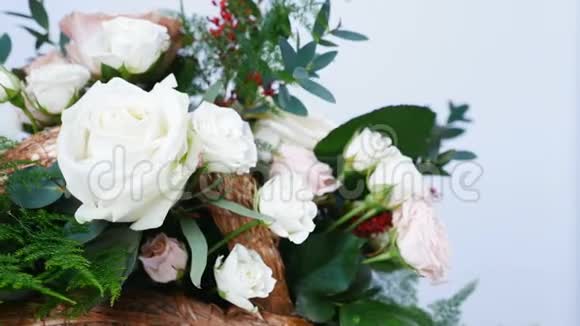 特写鲜花花束白色背景旋转由玫瑰卡布奇诺雪花玫瑰玫瑰雅娜奶油视频的预览图