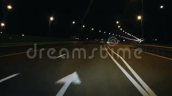 从司机的角度看夜间公路行车高清视频的预览图