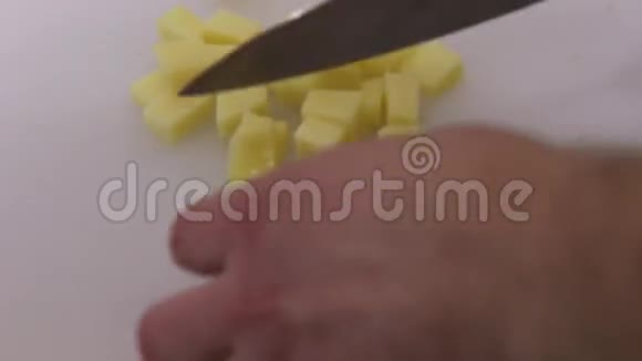 厨师把土豆切成方块视频的预览图
