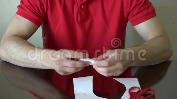 青少年用剪刀剪纸视频的预览图