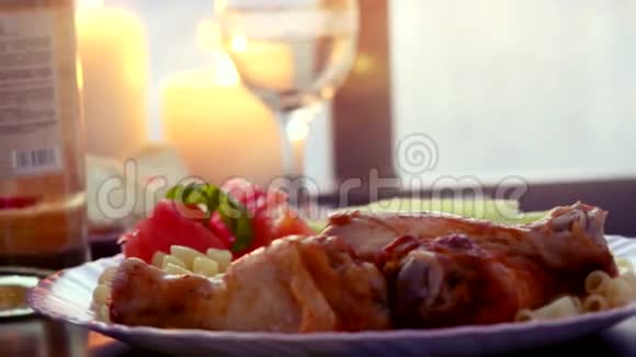 节日桌上的果汁烤鱼浅的景深4k视频的预览图