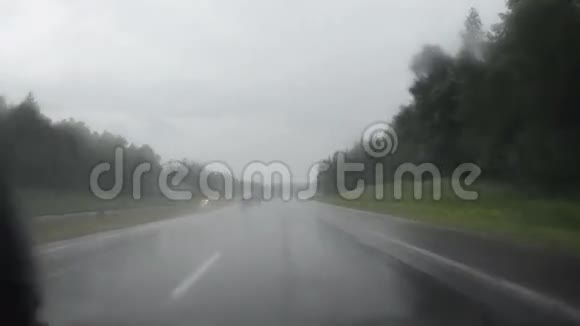 在大雨中危险的汽车驾驶条件视频的预览图