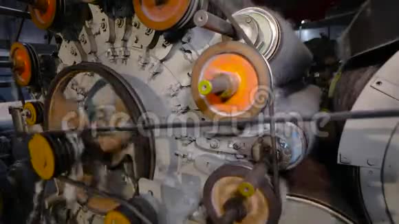 零件在工厂中旋转现代工厂工作元素合成冬化机生产机视频的预览图