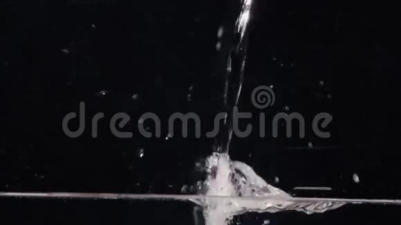 黑色背景上流动的水视频的预览图