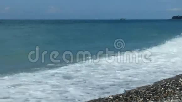 小小的海浪和鹅卵石海岸视频的预览图
