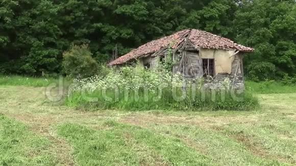 山上的旧房子和废弃的房子视频的预览图