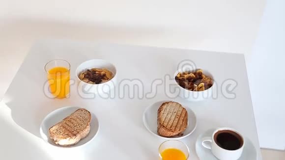 丰盛的早餐三明治橙汁视频的预览图