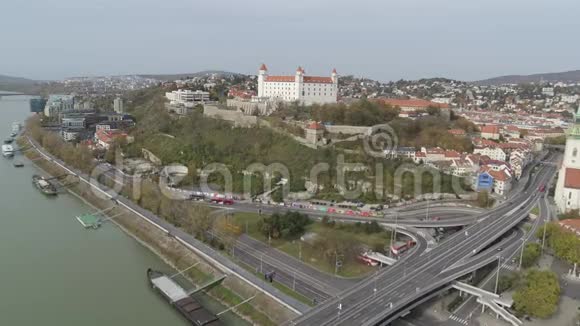 无人机航空4K布拉迪斯拉发多瑙河城堡视频的预览图