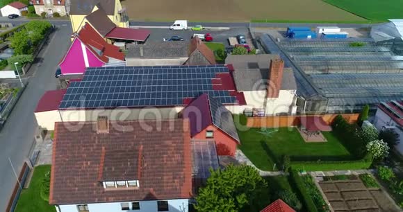 屋顶上的太阳能电池板太阳能电池板提取电能个人太阳能发电站视频的预览图