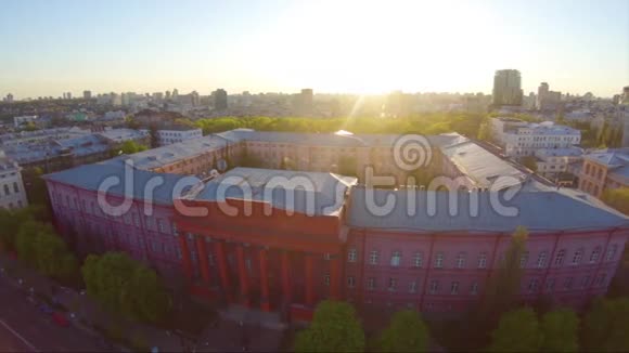 在美丽的日落中俯瞰基辅视频的预览图