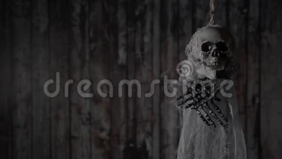 绞刑架上可怕的骨架视频的预览图