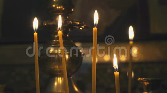 烛台上有燃烧的蜡烛视频的预览图