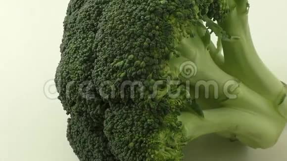 白色背景下分离的西兰花蔬菜视频的预览图