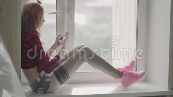年轻女孩穿着格子衬衫短裤和连裤袜视频的预览图