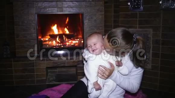 妈妈和女儿在壁炉旁玩耍视频的预览图