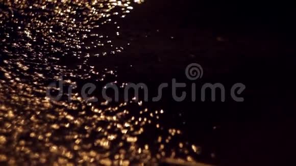 在潮湿的路面上反射眩光视频的预览图
