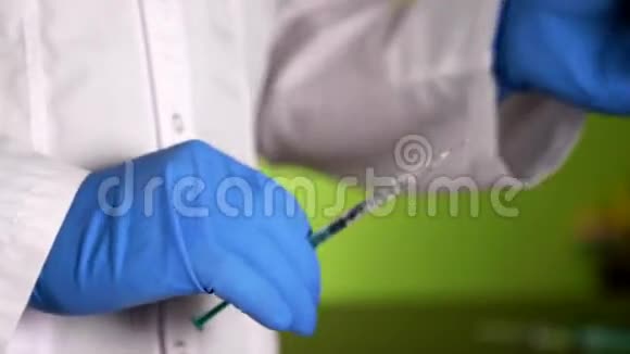 戴蓝色手套的医生和注射胰岛素的注射器视频的预览图