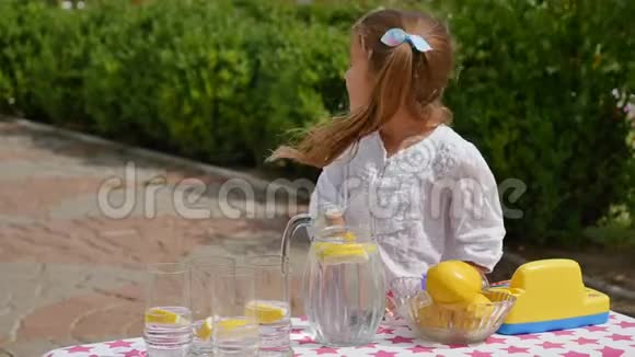 小女孩想卖柠檬水视频的预览图