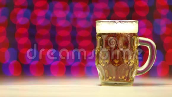 啤酒和模糊的背景作为庆祝概念视频的预览图