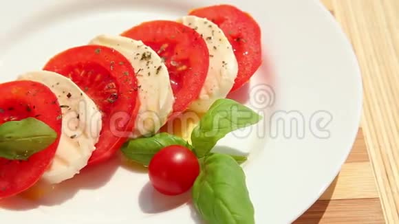卡普雷色拉番茄巴索拉切片视频的预览图