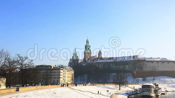 冬季克拉科夫市瓦维尔城堡景观视频的预览图