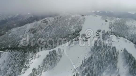 一个繁忙滑雪场的空中录像视频的预览图