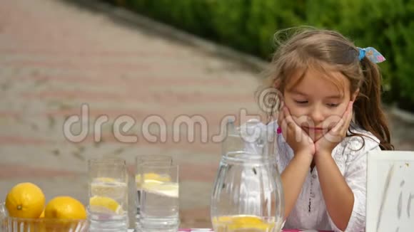 小女孩想卖柠檬水视频的预览图