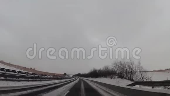 汽车里有摄像机高速公路上有雪视频的预览图